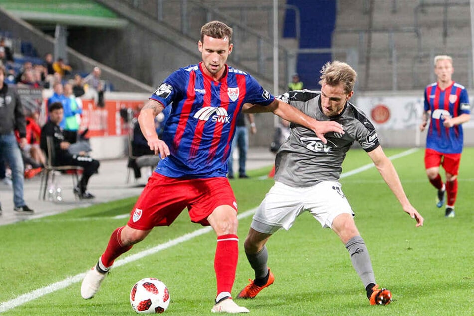 Mike Könnecke (r., gegen Manuel Konrad) war in Uerdingen ein Garant für den FSV-Erfolg.