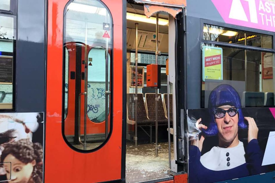 Bei dem Zusammenstoß wurde die Straßenbahn stark beschädigt.
