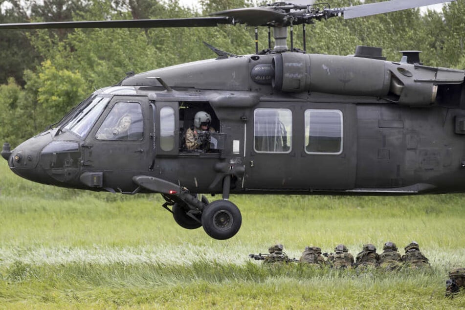 Ein herabstürzendes Fenster aus einem US-Militärhelikopter knallte auf ein Grundschulgelände.