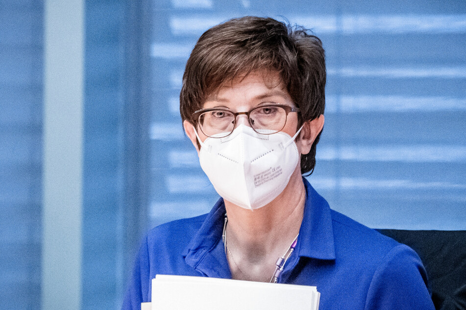 Verteidigungsministerin Annegret Kramp-Karrenbauer (58, CDU) findet deutliche Worte.