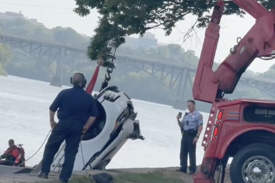 Kurz bevor der Abschleppdienst den SUV am Haken hatte und aus dem Fluss zog, ging es im Inneren noch heiß her.