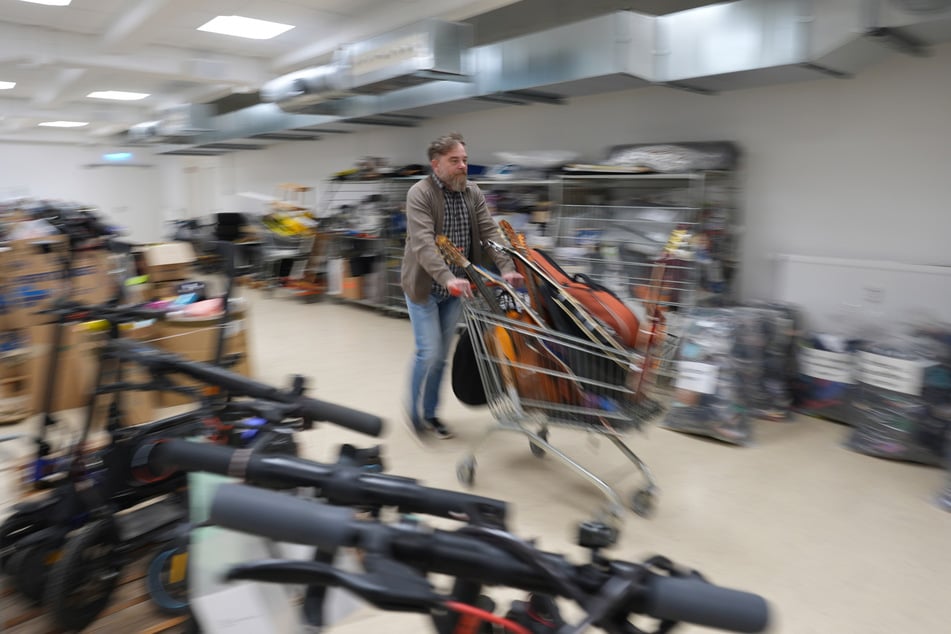 Im Fundbüro landet so ziemlich alles, was irgendwo mal gefunden wurde und woanders verloren gegangen ist. (Symbolbild)