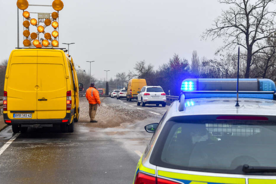Der Verkehr wird an der Unfallstelle vorbeigeleitet.