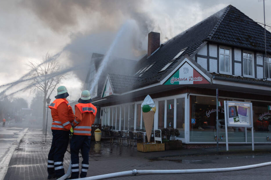 Mit vereinten Kräften versuchen die Einsatzkräfte der umliegenden Feuerwehren den Brand unter kontrolle zu bringen. Der Löschvorgang dauerte bis in die Abendstunden.