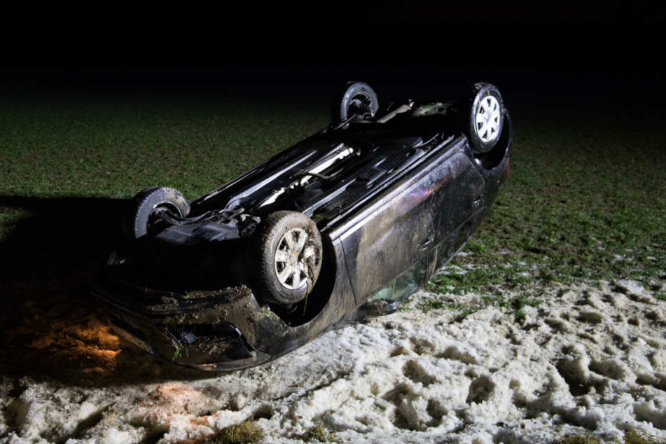 Auch bei Ohrdruf ereignete sich Donnerstagabend ein Glätteunfall, bei welchem eine 19-Jährige mit ihrem Auto auf dem Dach landete.