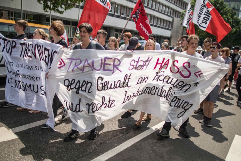 Mit einem Transparent ziehen Demonstranten am Sonntag durch die Innenstadt von Mainz.