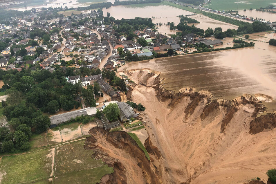 In Erftstadt-Blessem nahe Köln war in der Nacht zum 16. Juli 2021 der Boden nahe einer Kiesgrube am Fluss Erft weggerutscht.