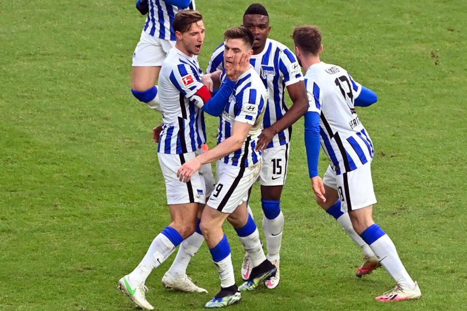 Die Hertha-Spieler bejubeln den Ausgleichstreffer durch Krzysztof Piatek (M.).