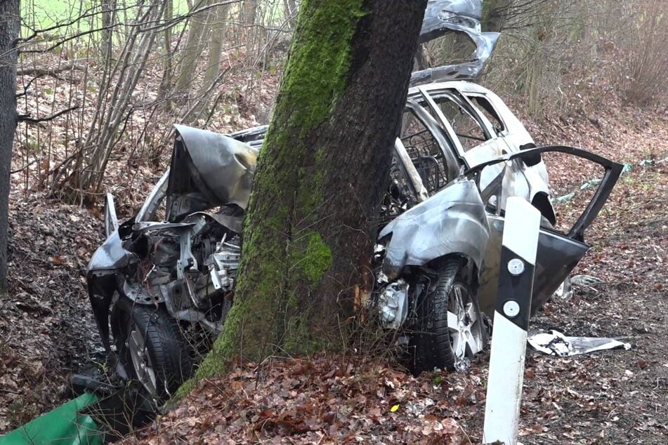 In einer Kurve kam der 18-Jährige von der Straße ab und prallte gegen einen Baum. Kurz darauf stand der Wagen in Vollbrand.