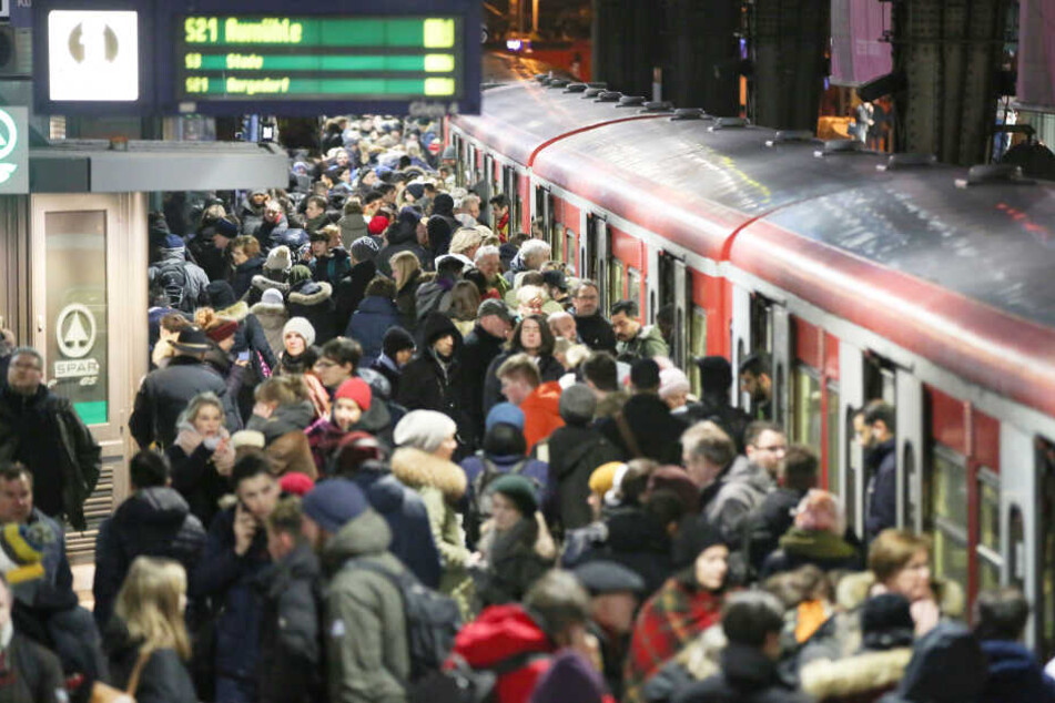 Unzählige Menschen stehen am Hamburger Hauptbahnhof und wollen in eine S-Bahn einsteigen. (Archivbild)