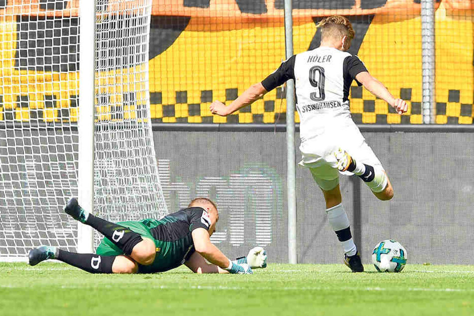 Keiner Abwehrchance! Lucas Höler umkurvt Dynamo-Schlussmann Marvin Schwäbe
und erzielt den zweiten der vier Sandhausener Treffer in Dresden.