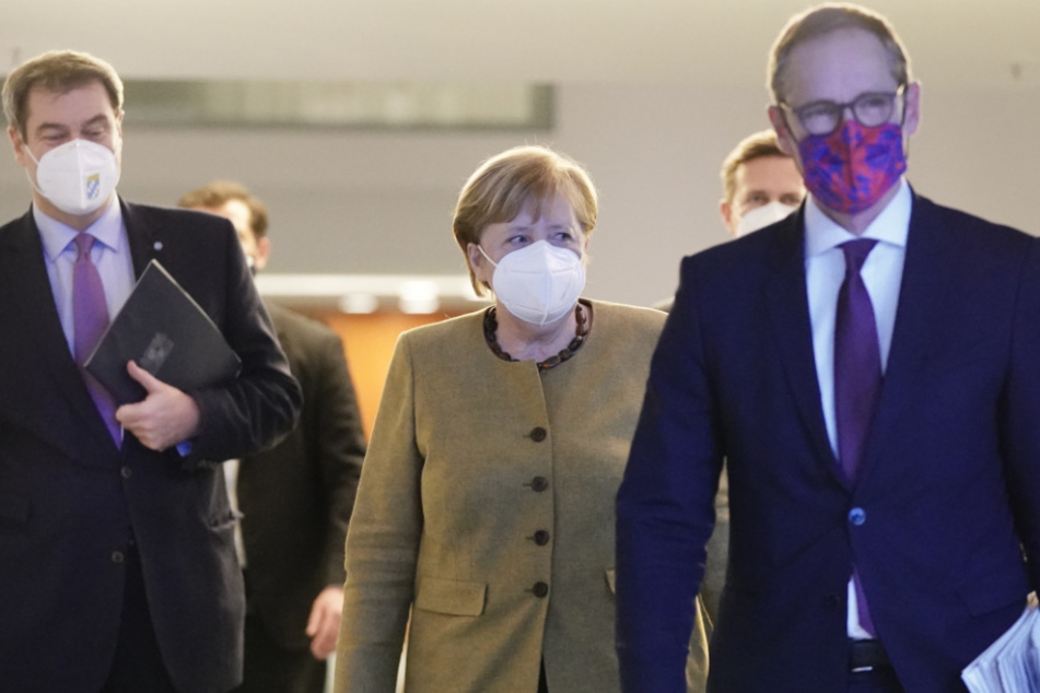 Bundeskanzlerin Angela Merkel (66, CDU), Markus Söder (53, CSU, l.), Ministerpräsident von Bayern und Michael Müller (SPD, r.), Regierender Bürgermeister von Berlin, nach den Beratungen von Bund und Ländern über weitere Corona-Maßnahmen.