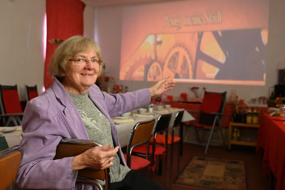 "Herzlich willkommen!" Karsta Hönicke (75) führt in Penig Sachsens kleinstes Kino.