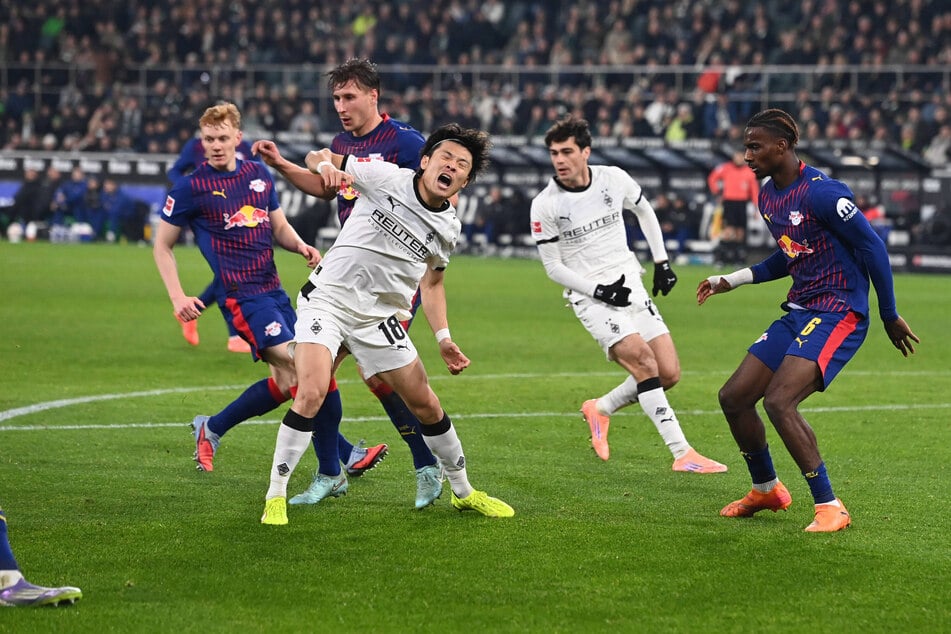 Ein lauter Schrei von Shuto Machino (26, #18), der zunächst zum Elfmeterpfiff führt. Doch Willi Orbans (33, dahinter) "Foul" wird zurückgenommen.