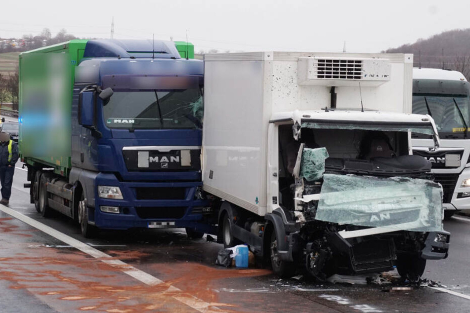 Der Lkw wurde durch den Unfall stark beschädigt.