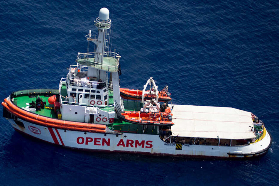 Das Rettungsschiff "Open Arms" der Hilfsorganisation Proactiva Open Arms liegt im Mittelmeer vor der Küste der Insel Lampedusa.