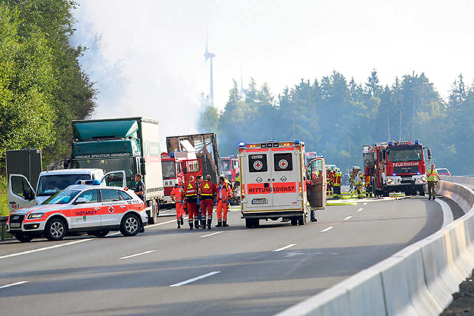 Rettungsassistent Thorsten Ullrich (44, links laufend) versorgte Opfer am Unglücksort.