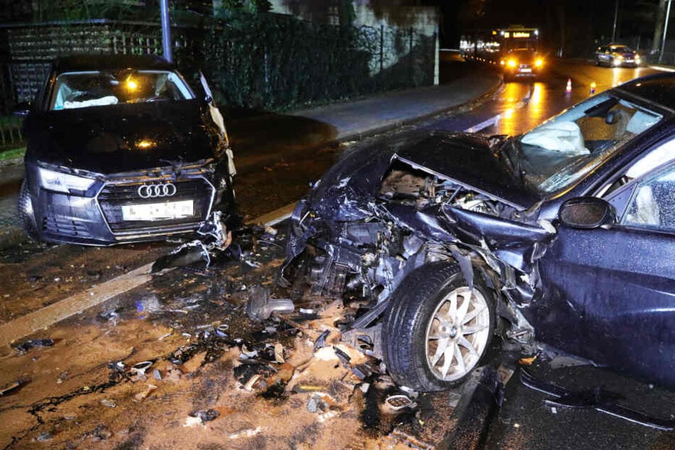 Die Autos erlitten großen Schaden.
