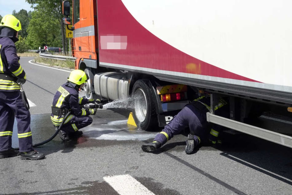 Die Feuerwehr kühlte die Räder mit Löschwasser ab.