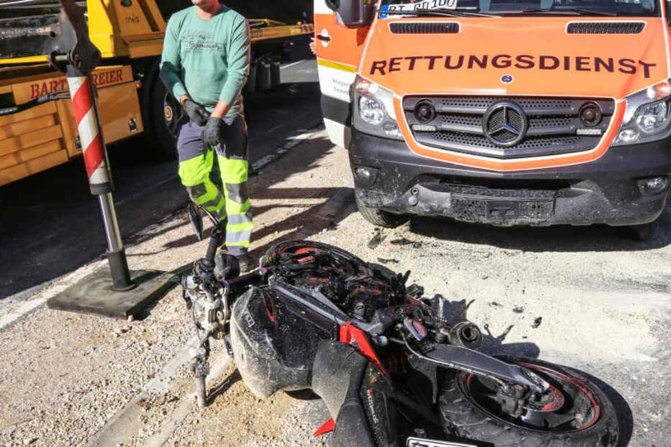 Eine Motorradfahrerin ist mit ihrer Maschine mit einem Rettungswagen kollidiert.