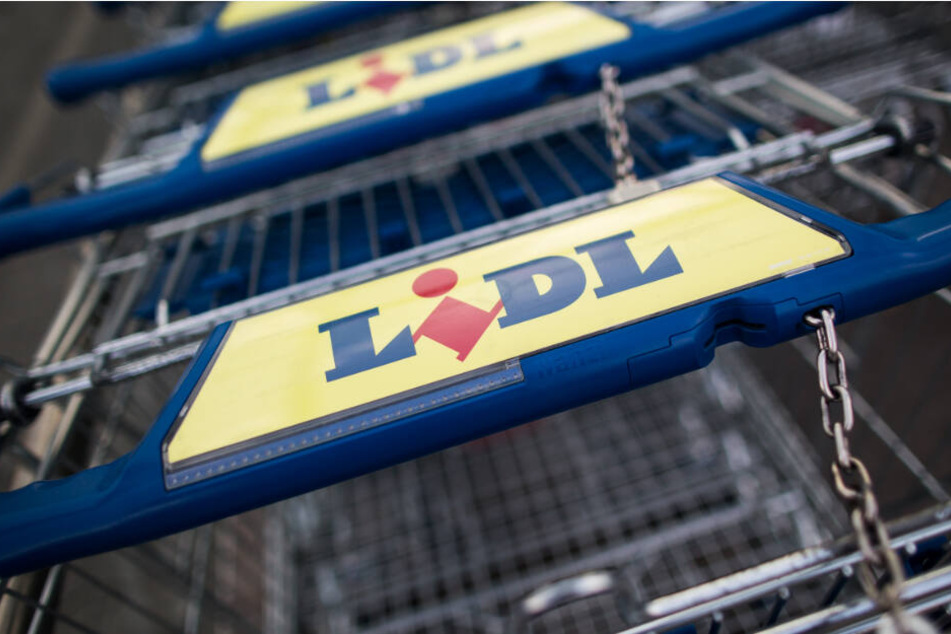 Einkaufswagen des Discounters Lidl.