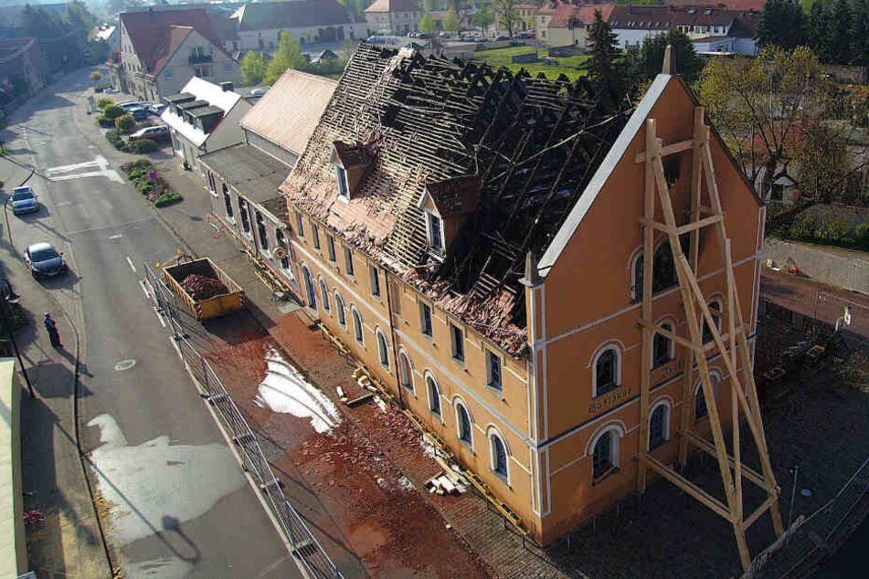 Am Tag nach der Brandkatastrophe offenbart sich das ganze Ausmaß der Zerstörung. Die Brandursache ist noch nicht ermittelt.
