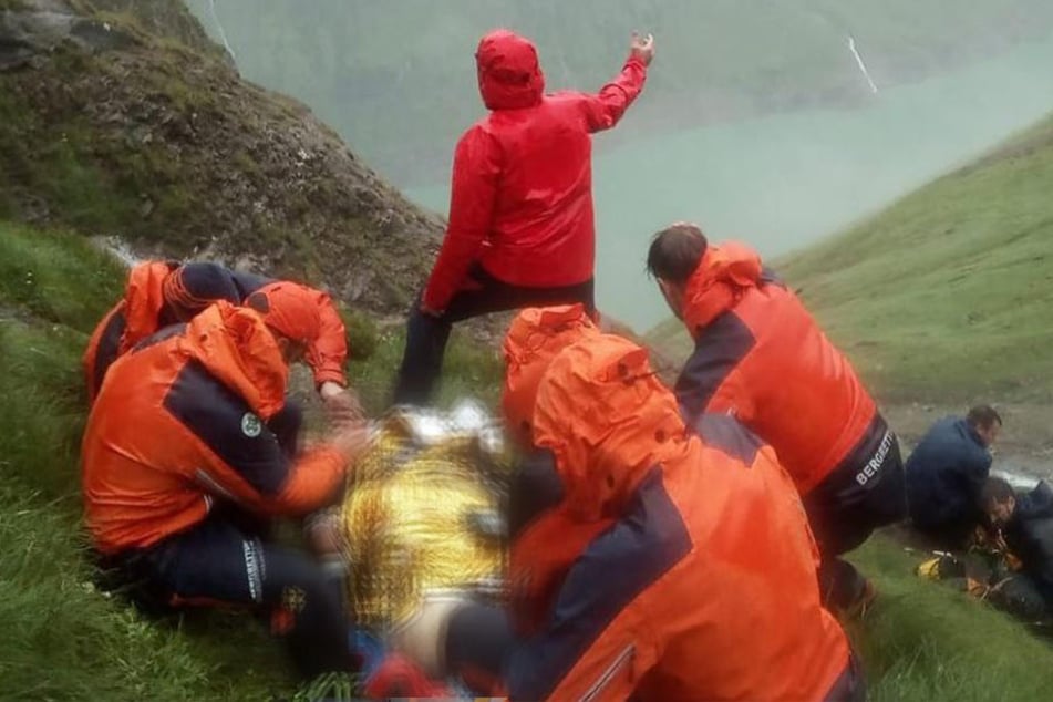 Der verletzte Wanderer wurde mittels eines Rettungshubschraubers in ein Krankenhaus geflogen.