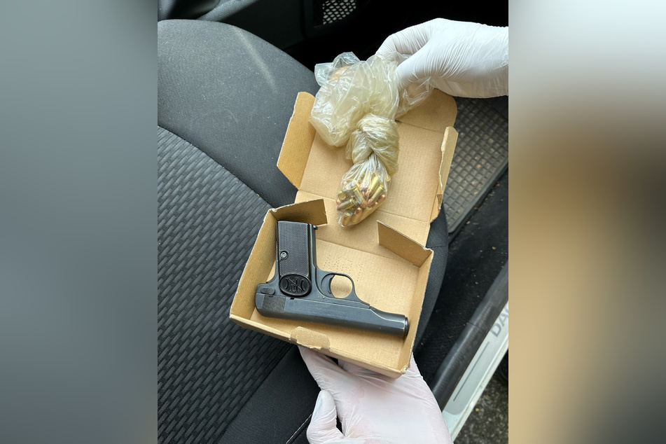 In einem Auto fand die Polizei zahlreiche Drogen und eine Waffe.
