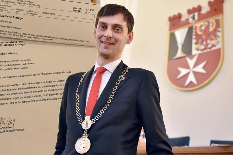 Bezirksbürgermeister Martin Hikel (32, SPD) und die mündliche Anfrage samt Antwort. (Bildmontage)