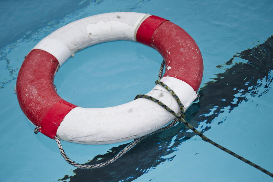 Die Feuerwehr zog den Mann aus dem Wasser (Symbolfoto).