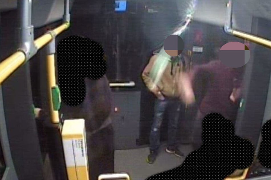 Hier sieht man den Flaschenwurf des Gesuchten. Die Glasflasche landete direkt im Gesicht einer 20-Jährigen Berlinerin und brach ihr das Nasenbein.