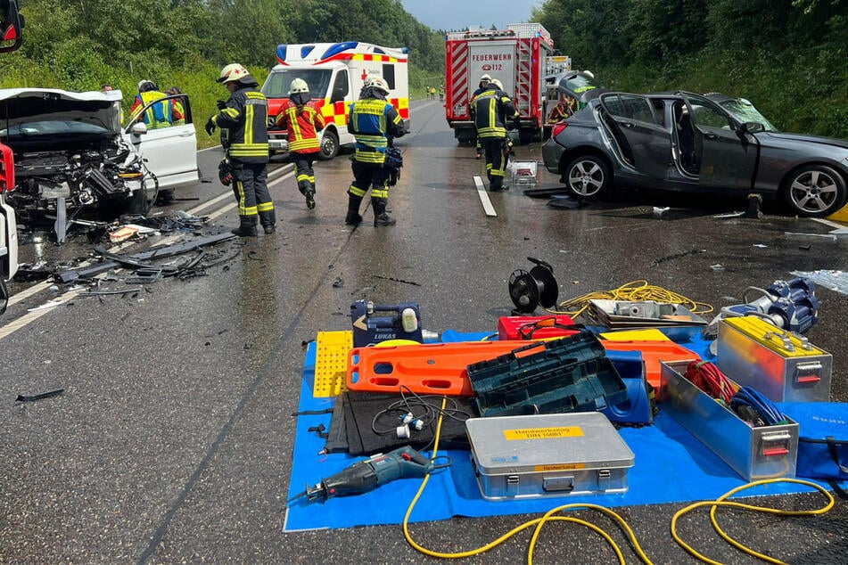 BMW rauscht in Tiguan: Ein Toter, zwei Verletzte