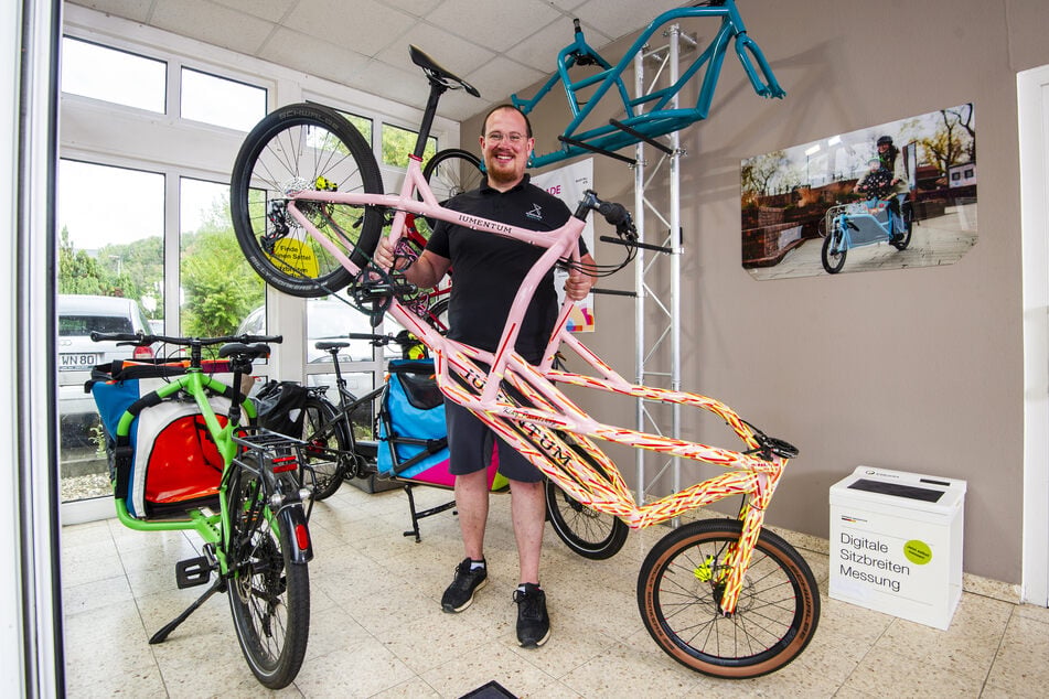 Man muss sich nicht anstrengen, um das Lastenrad anzuheben. Es wiegt gerade einmal 14 Kilogramm.