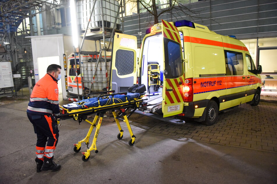 Derzeit bringen Rettungsdienste im Minutentakt Patienten in die Notaufnahmen sächsischer Krankenhäuser.