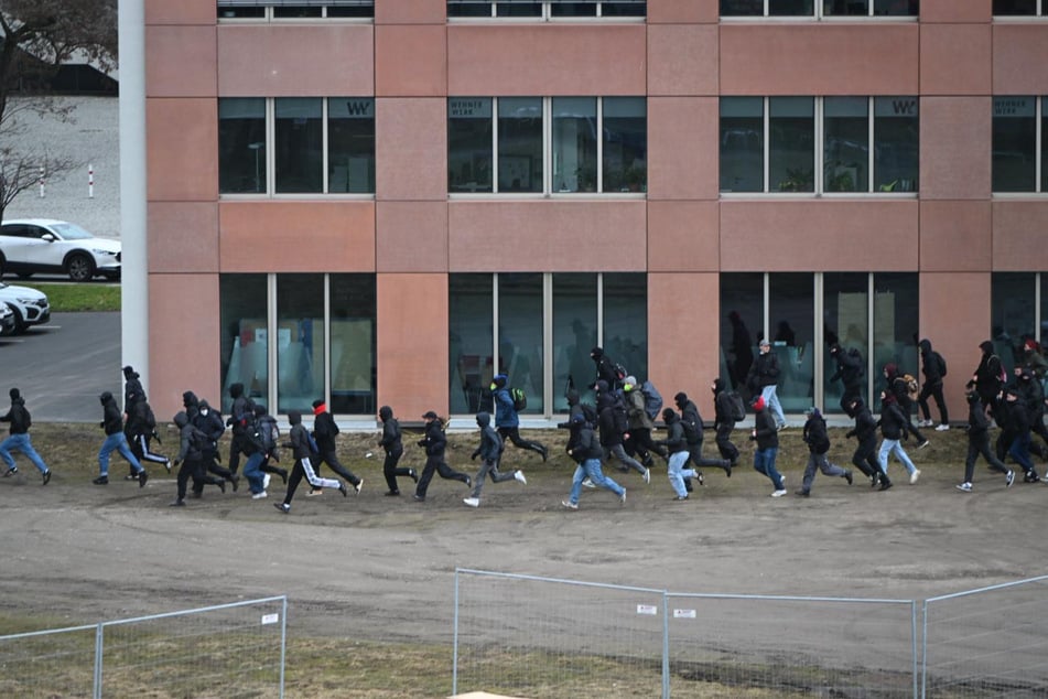 Zwischen dem Haus der Presse und der SPD-Zentrale stürmten einige Gegendemonstranten entlang.