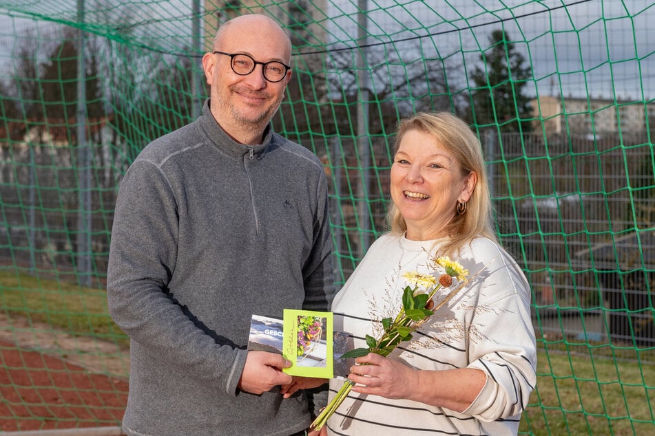 Als Dankeschön überreicht Thomas Trepte vom Stadtsportbund der FC-Ikone Blumen und Gutschein.