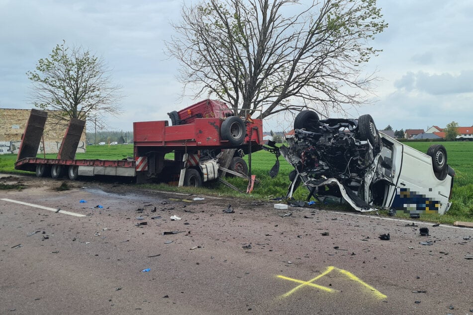 Der Lkw war in den Gegenverkehr geraten und daraufhin mit dem Kleintransporter kollidiert. Unklar ist aktuell noch, wie es dazu kommen konnte.