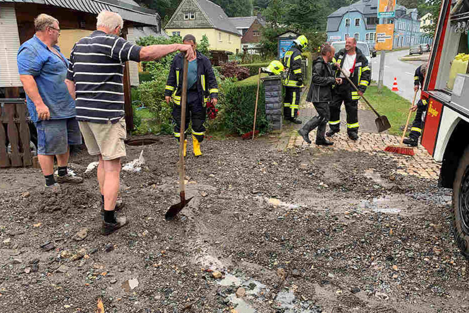 Anwohner und Feuerwehr beseitigten gemeinsam Schlamm und Geröll