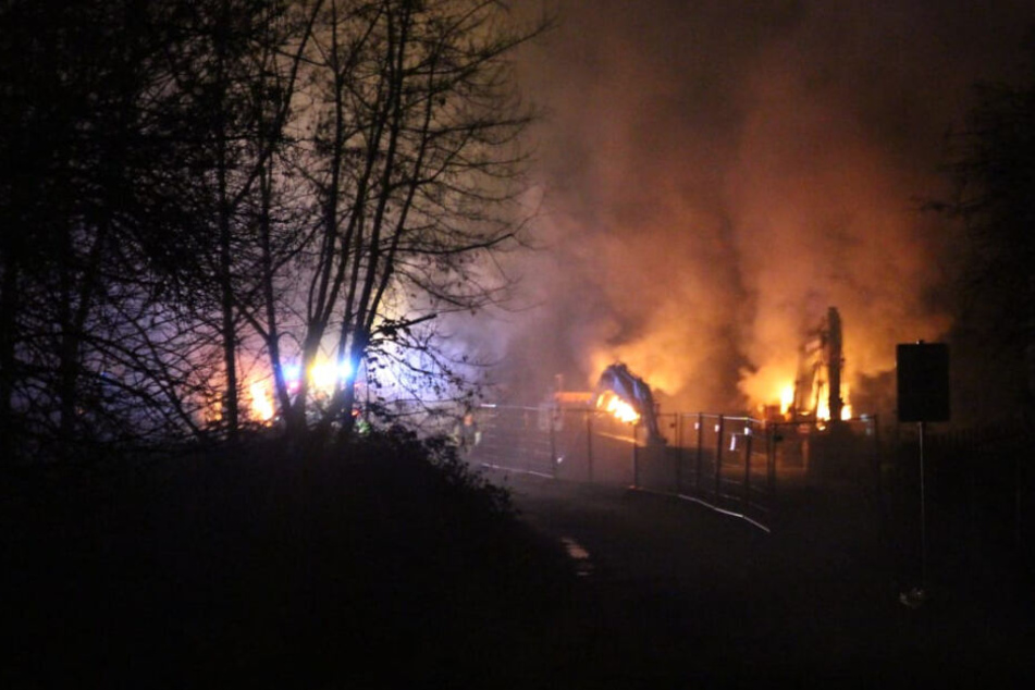 Gegen 23.30 Uhr gingen am vergangenen Samstag fünf teuere Baumaschinen in Flammen auf.
