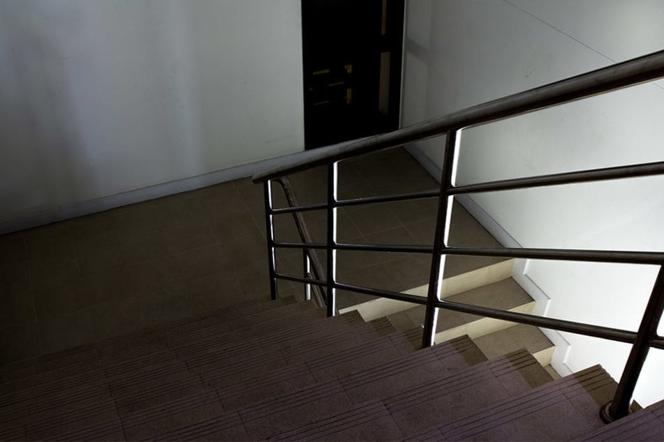 Die Ehefrau fand den 64-Jährigen verletzt im Treppenhaus. (Symbolbild)