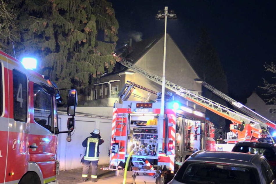 Die Feuerwehr Düsseldorf war mit rund 60 Einsatzkräften im Einsatz.