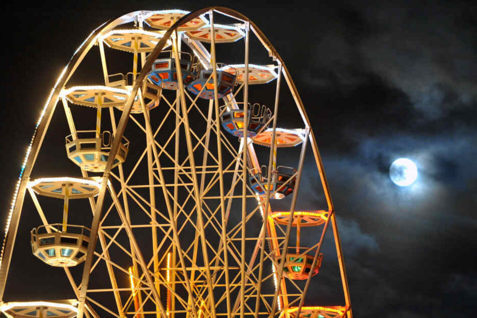Auch in diesem Jahr steht wieder ein Riesenrad auf dem Domplatz.
