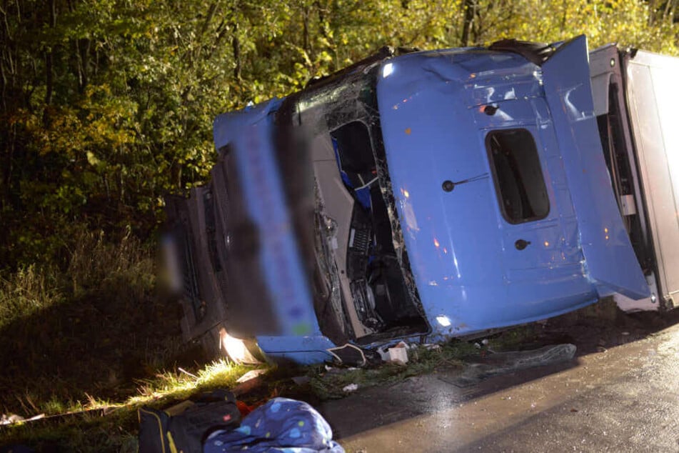 Der Fahrer des Lkws wurde bei beim Unfall schwer verletzt.