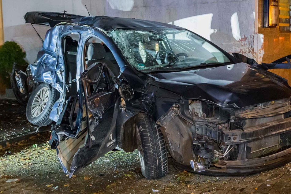 Heftiger Unfall in Köln: Fiat kracht in Pizzeria, Feuerwehr muss Insassen befreien