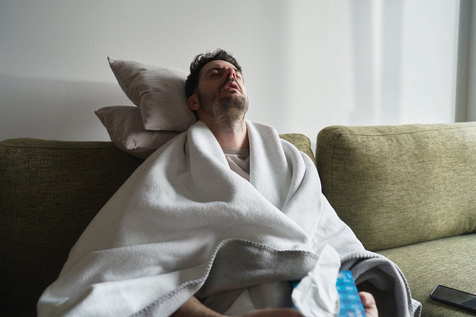 Der Mann aus BaWü klagte über typische Symptome wie etwa Fieber und Gelenkbeschwerden. (Symbolfoto)