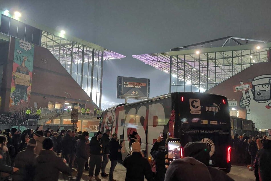 Der Bus des FC St. Pauli ist bereits angekommen.
