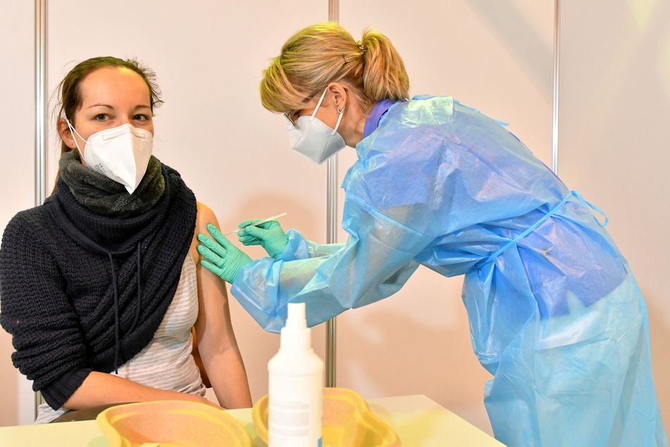 "Ich kann die Impfung nur jedem ans Herz legen, um sich und seine Lieben zu schützen": Medizinstudentin Theresa (29) ließ sich am Samstag von Schwester Katrin Rödiger (44) in Dresden impfen.