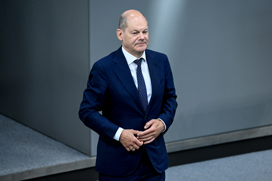Bundeskanzler Olaf Scholz (64, SPD) kann sich über eine Gehaltserhöhung freuen.