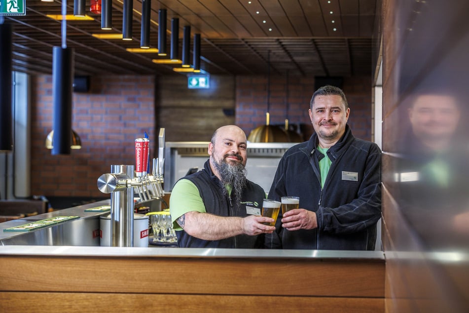 Armin Grundig (l., 40), Leiter der Bierstube und Benjamin Rosner (r., 48), Barleiter der Bierstube, freuen sich schon auf die zahlreichen Gäste. Wenn es nach ihnen gegangen wäre, hätten sie auch gerne die unzähligen Aufkleber an den Lampen und den Tischen der Bierstube behalten.