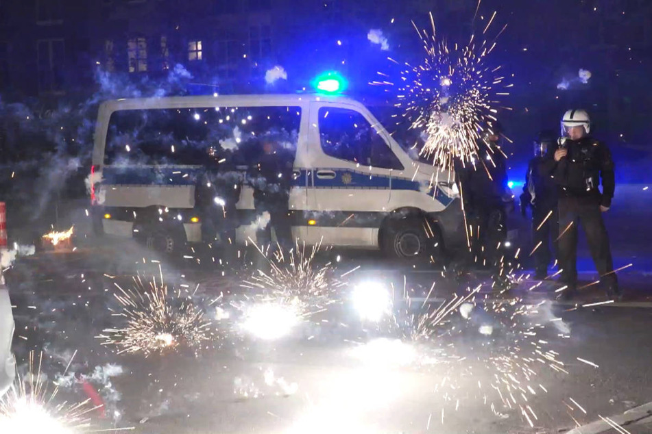 Polizei und Feuerwehr sind in der Berliner Silvesternacht immer wieder mit Pyrotechnik attackiert worden.